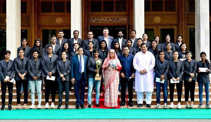 সাফজয়ী নারী ফুটবল দলকে সংবর্ধনা ও আর্থিক সম্মাননা প্রধানমন্ত্রীর
